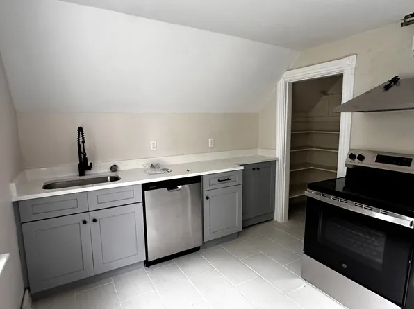 11 Dedford St APT 3, East Greenwich, RI 02818