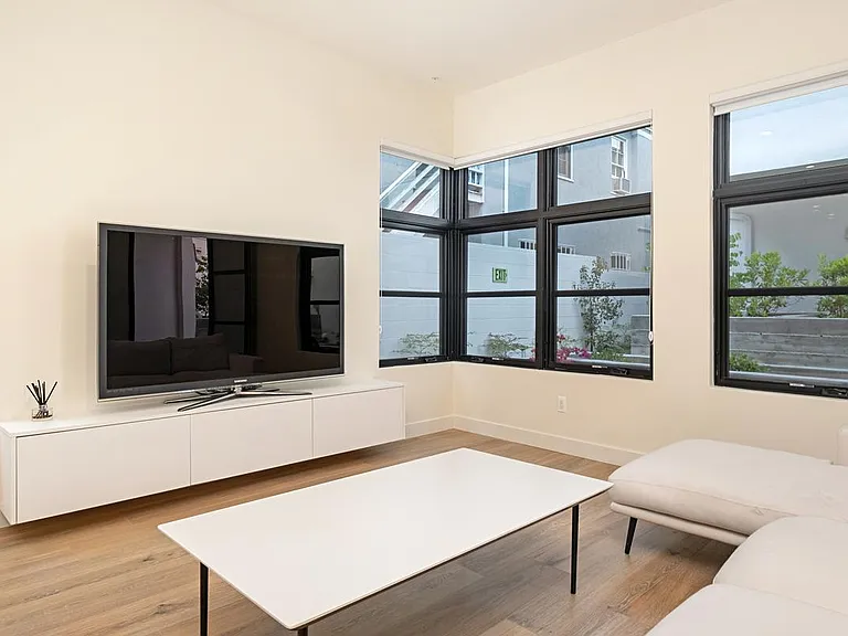 822 S Plymouth Blvd #4 — Photo 9