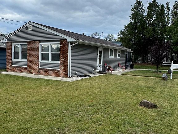 4th image of 430 Bridgeview Ave