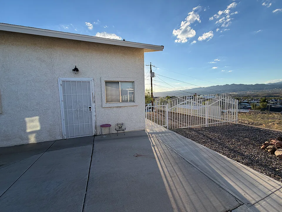 1435 Colina Dr