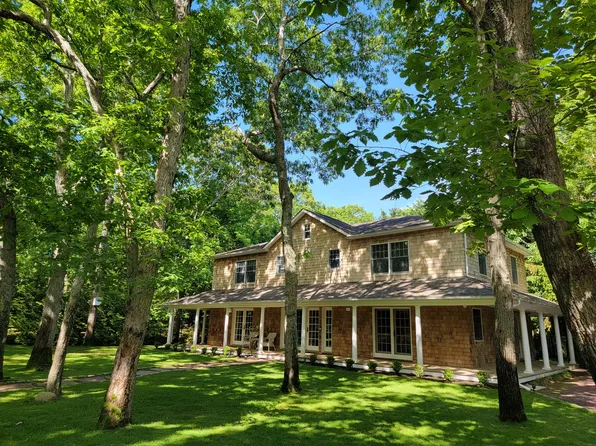 https://photos.zillowstatic.com/fp/83582851c7fe41581856b8c3f16b5f23-p_e.webp
