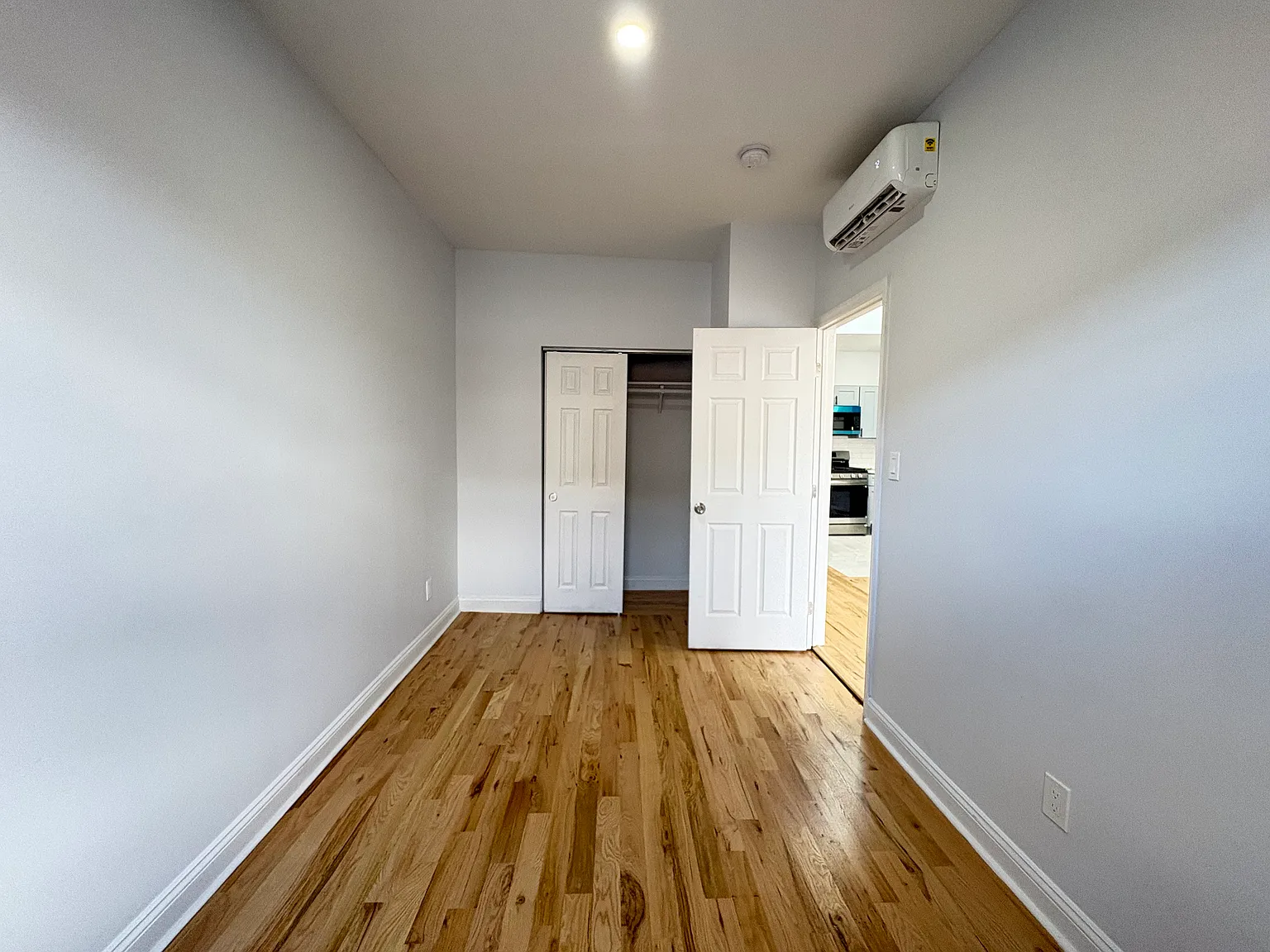 3 bed, 1000 sqft, $2,500 — Photo 2
