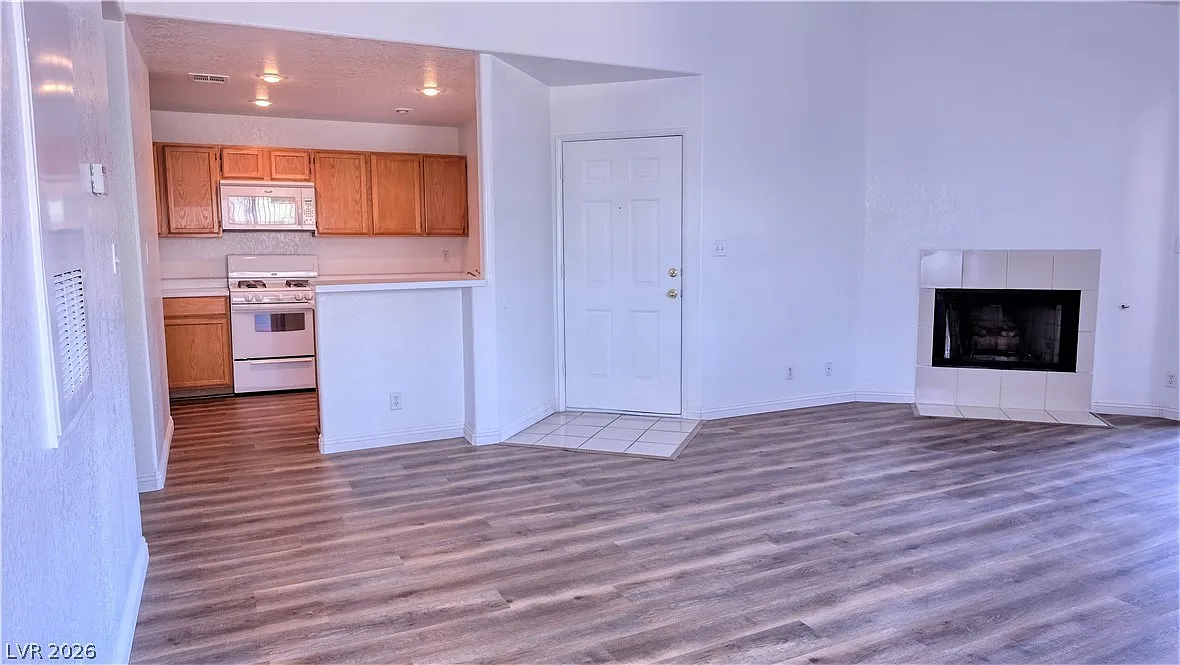 1 bed, 1.0 bath, 907 sqft, $1,250 — Photo 2
