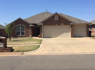 9217 Shady Grove Rd, Moore, OK 73160