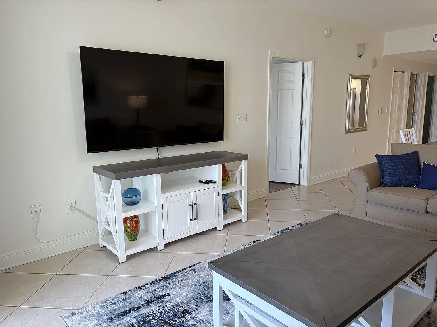 2 bed, 2.0 bath, 968 sqft, $2,453 — Photo 2