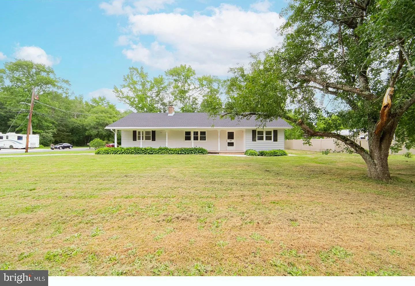 4 bed, 2.0 bath, 1736 sqft, $3,000 — Photo 2