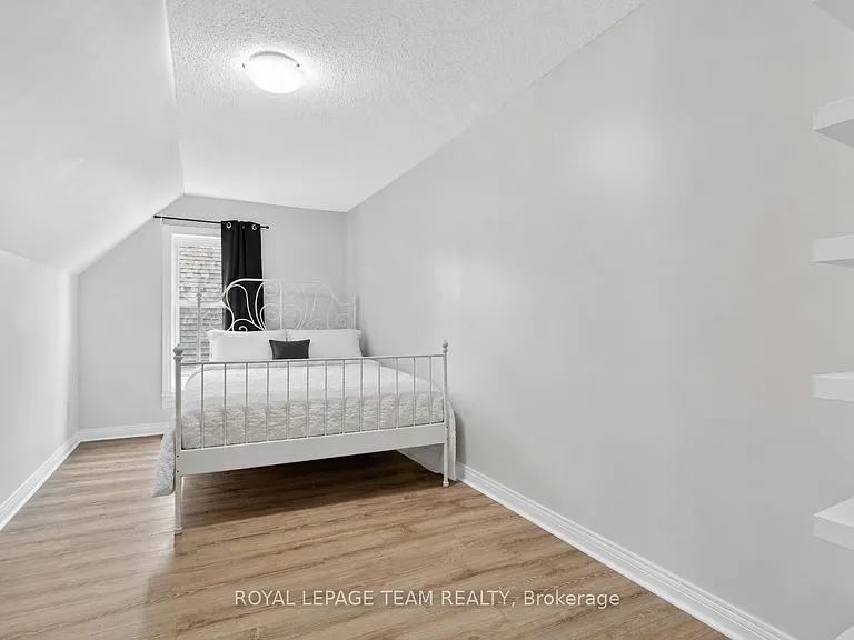 4 Eccles St #5 — Photo 9