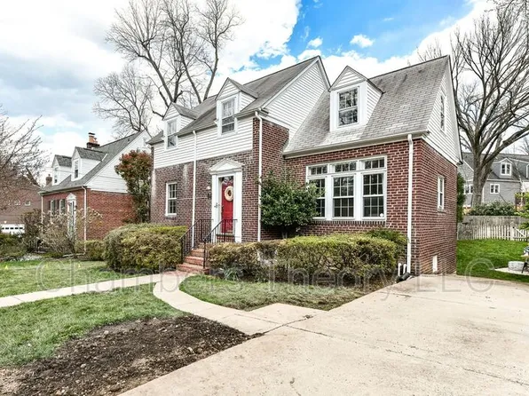 2705 Russell Rd, Alexandria, VA 22305