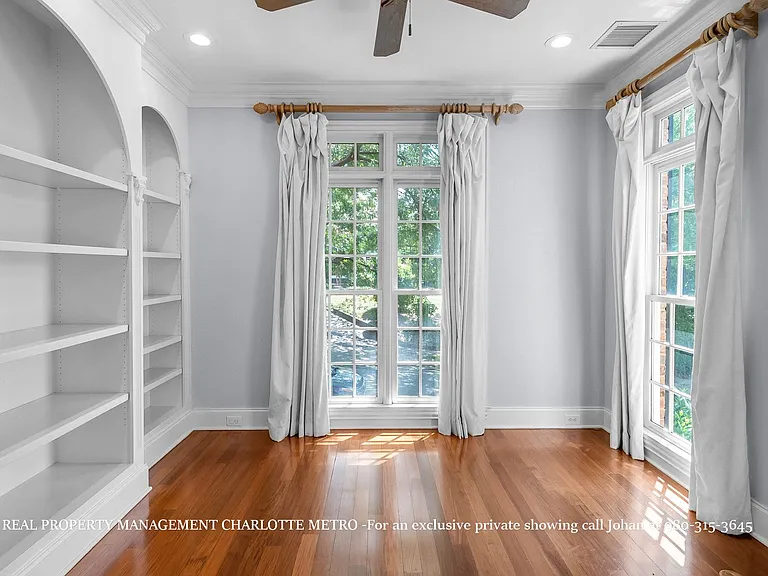 529 Queens Rd — Photo 14