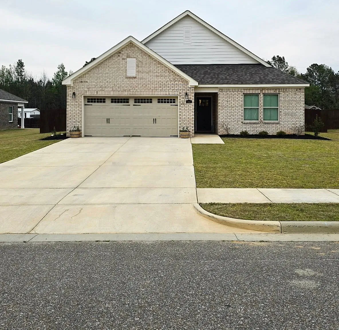 3 bed, 2.0 bath, 1799 sqft, $2,100 — Photo 2