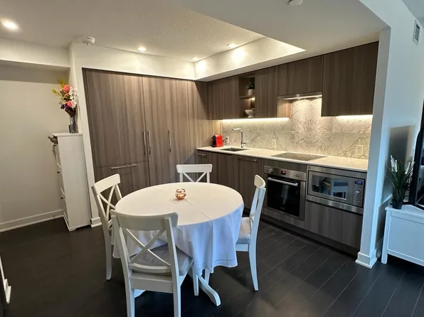 19 Bathurst St #1111, Toronto, ON M5V 0N2