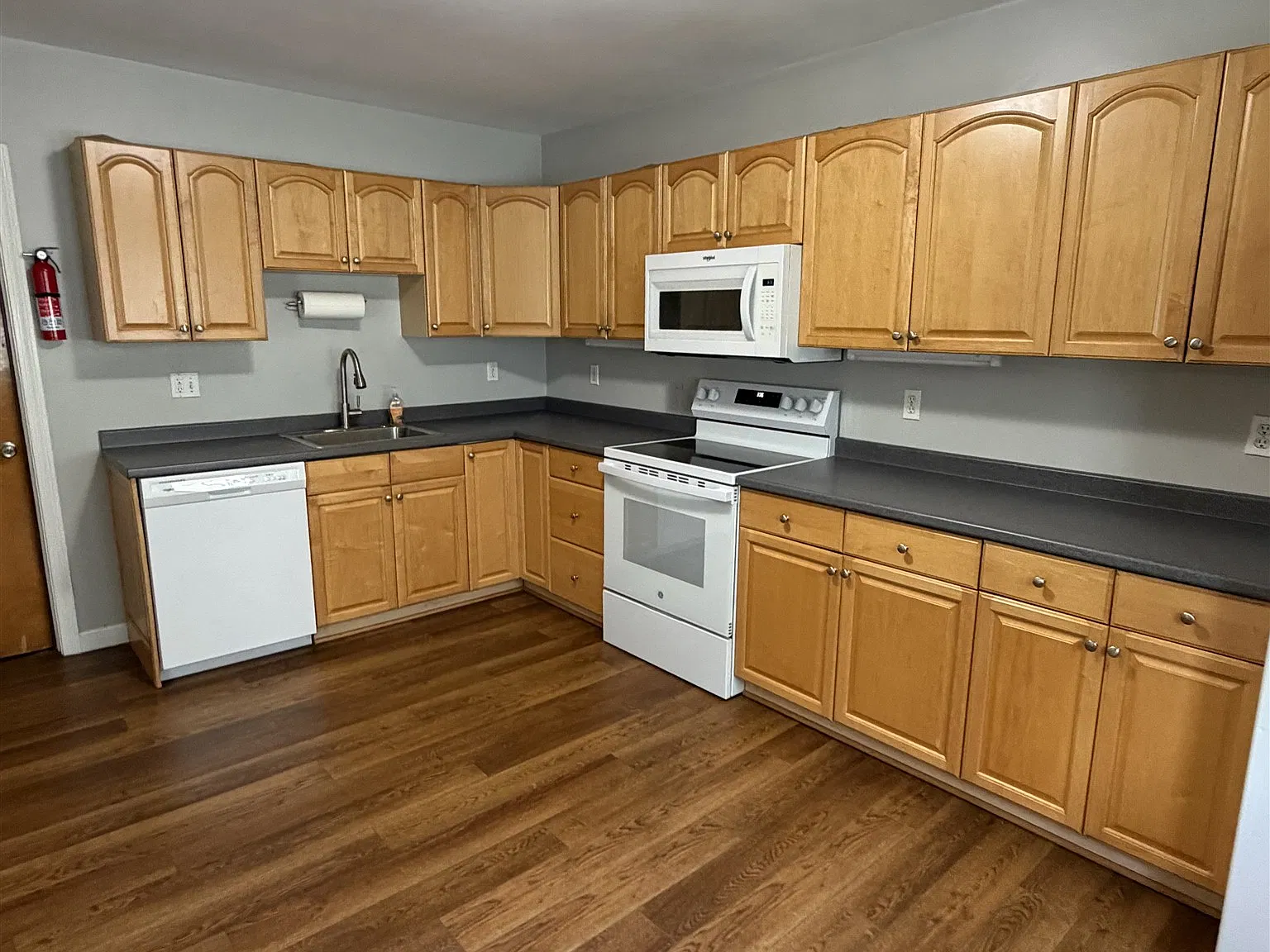 3 bed, 1100 sqft, $3,000 — Photo 2
