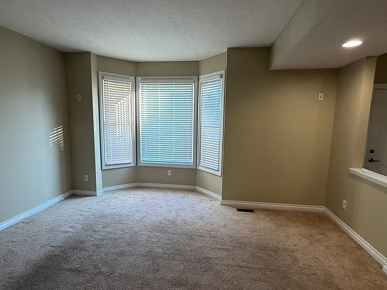 2122 Clinton St — Photo 6