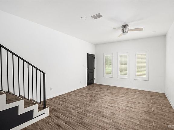 3rd image of 811 Lucia Dr