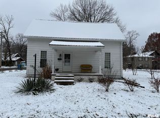 809 S Commercial St, Benton, IL 62812