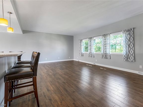 4th image of 924 E Schaaf Rd