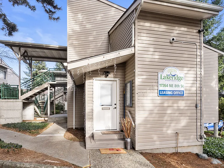 Lakeridge Apartments — Photo 16