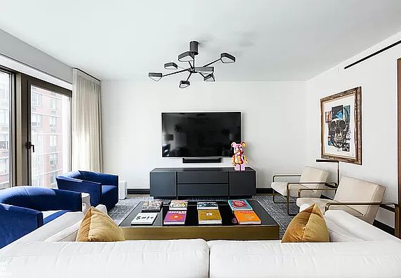 3rd image of 117 W 21st St #6