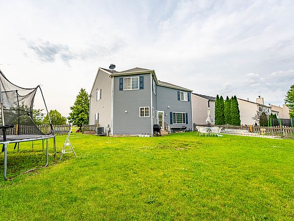 5th image of 12 E Meadow Dr