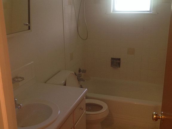 Guest bathroom (full bath)