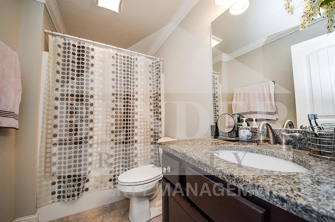 Price Reduced Beautiful Townhome- Showings By Appointment Only — Photo 4