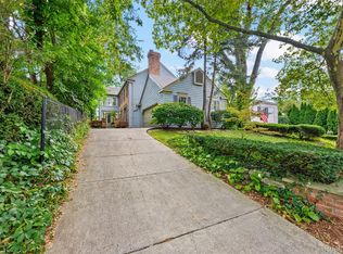 194 Charlevoix Ave, Grosse Pointe Farms, MI 48236