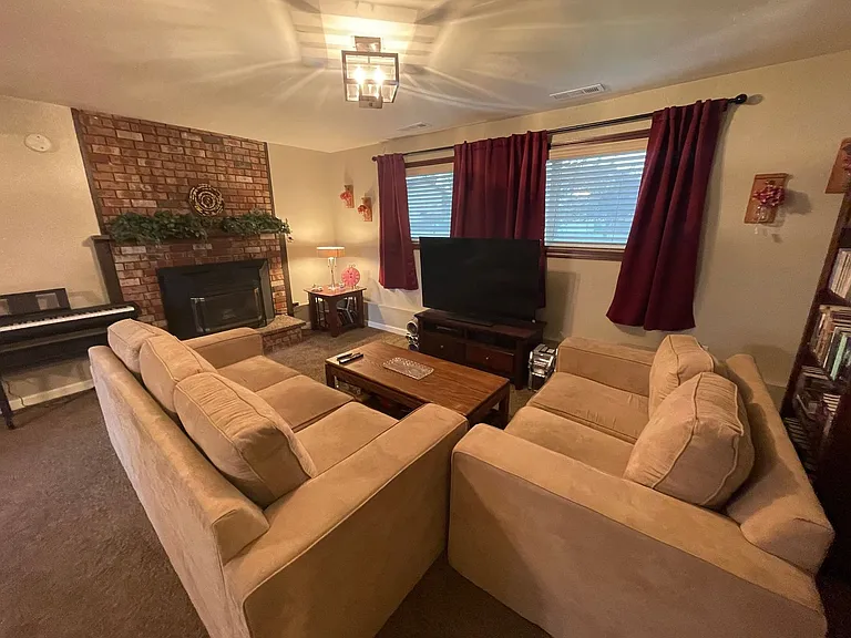 555 NW Fairhaven Dr — Photo 6
