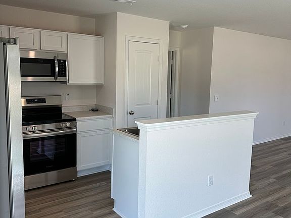 4th image of 10316 Debbie Dr N