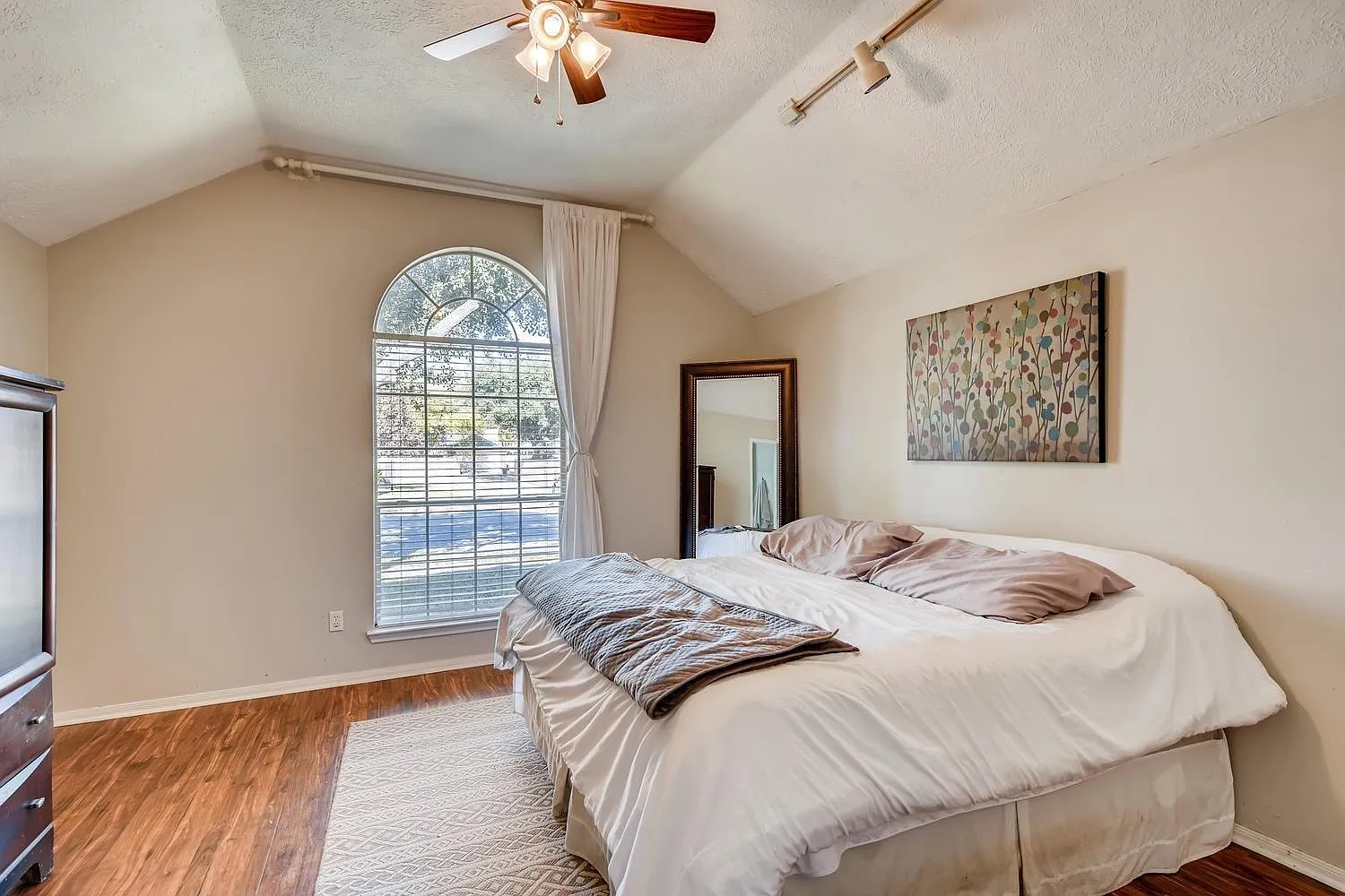 3 bed, 2.0 bath, 1911 sqft, $2,000 — Photo 4