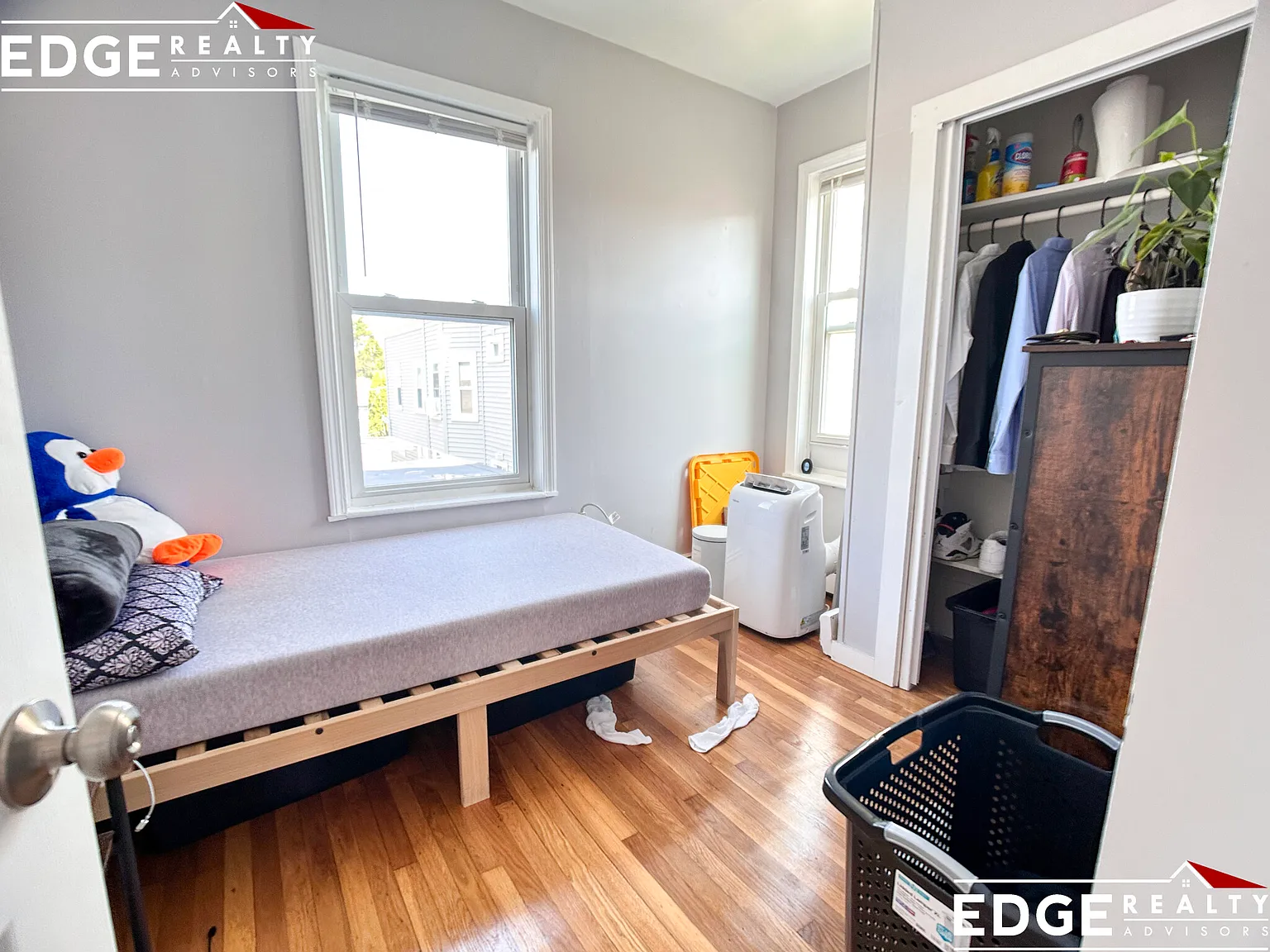 3 bed, 1.0 bath, 1200 sqft, $3,800 — Photo 4