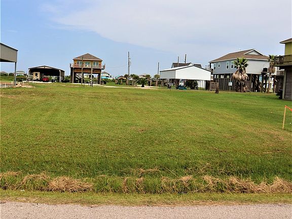 View of the lot from Selwyn. Lot is estimated to measure 50'x142'