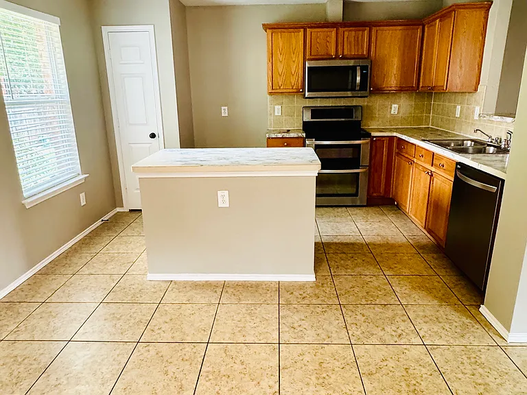604 International Dr — Photo 3