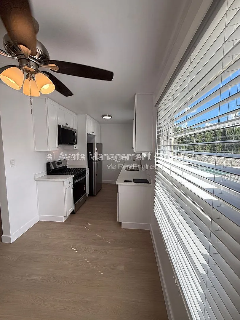 Building Photo - 14119 Gilmore St #5