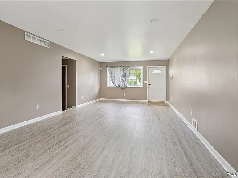 500 Trombley Dr — Photo 8