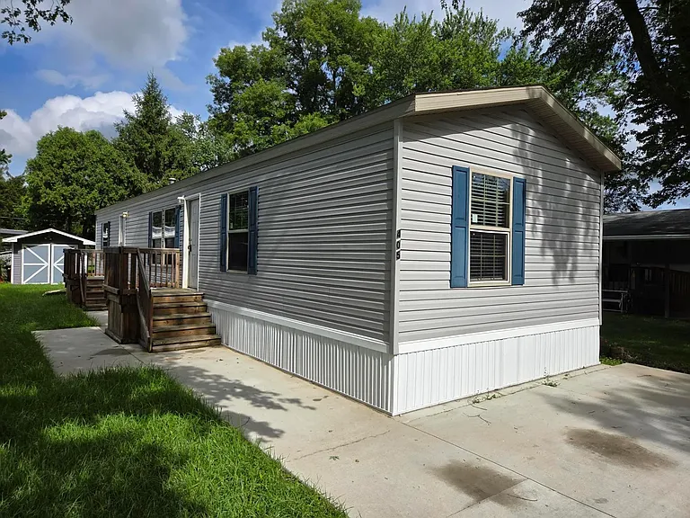 405 Carriage Lane Est — Photo 1