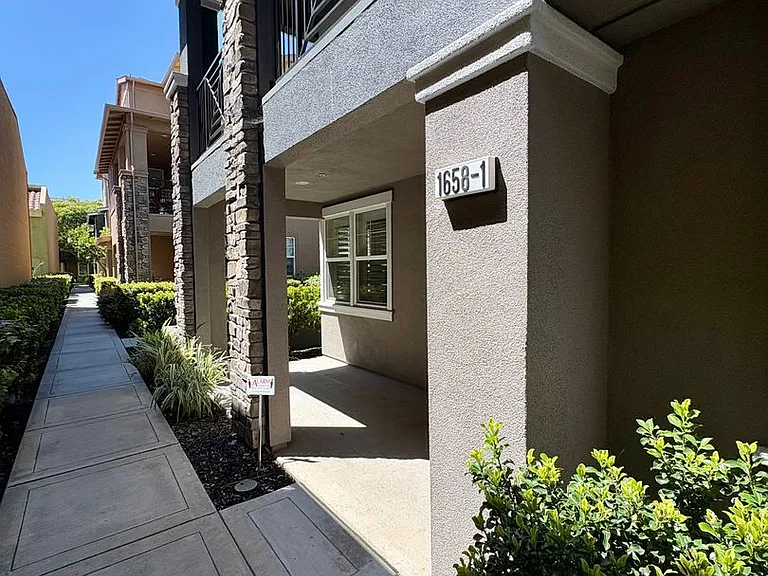 1658 N Pole Pl #1 — Photo 1