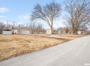 916 Ricker Hill Ct, Davenport, IA 52802