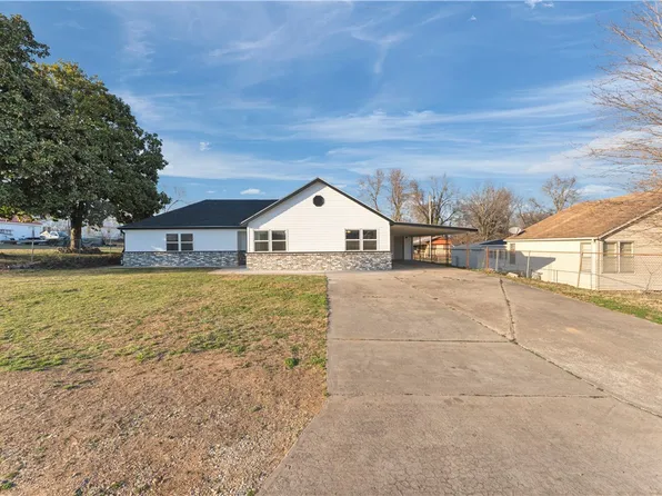 402 Phillips Ave, Huntsville, AR 72740
