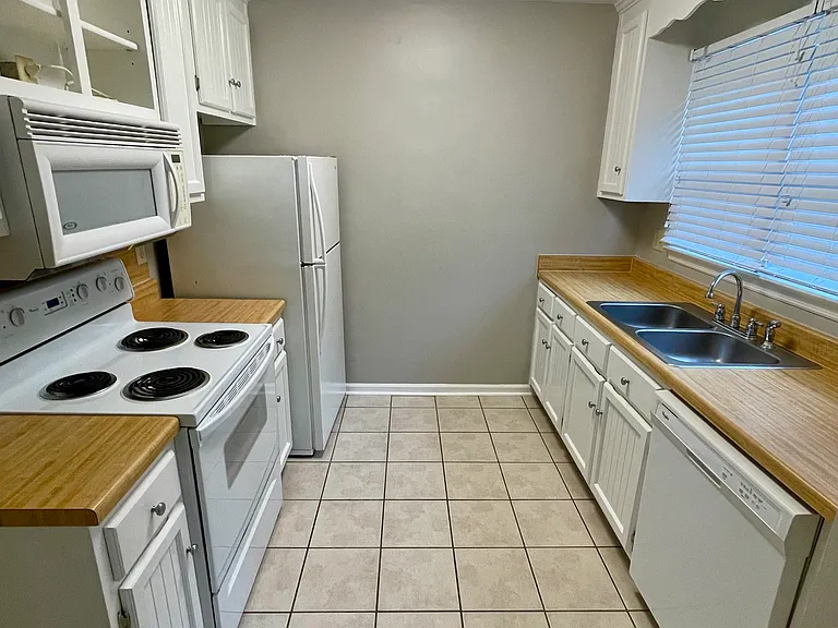 2317 Broadway Ave SW #E — Photo 7