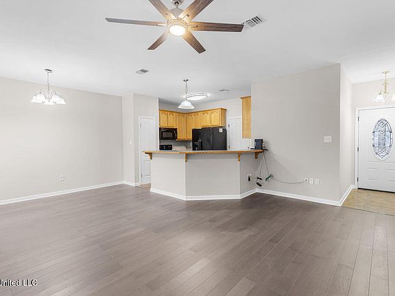 4th image of 16364 Clearwater Cir