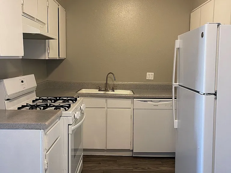 Bryant Grove Apartments — Photo 41