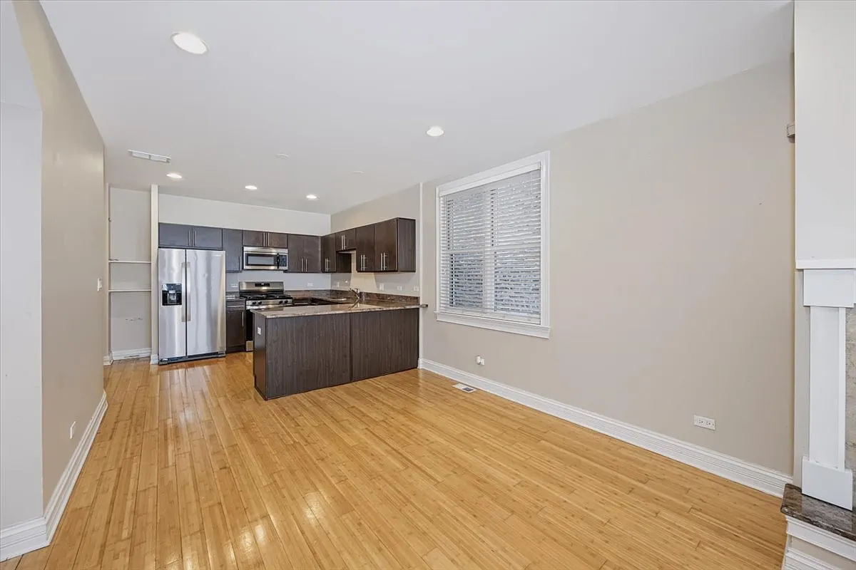 3 bed, 2400 sqft, $3,300 — Photo 2