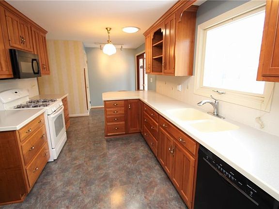 4th image of 8 Peppermill Dr