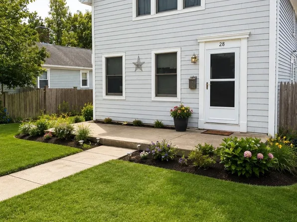28 Wilson St, Dartmouth, MA 02748