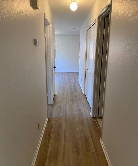 637 Sydney Ln — Photo 25