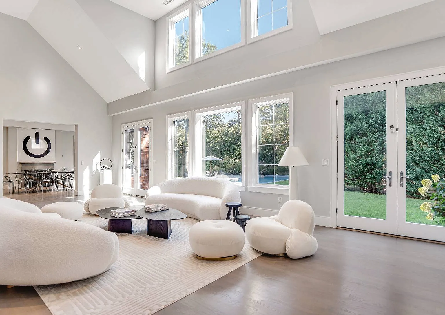 Stunning East Hampton Retreat — Photo 2