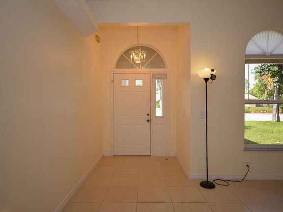 4th image of 1821 SE Airoso Blvd