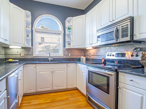 5th image of 11 Red Maple Cir #11