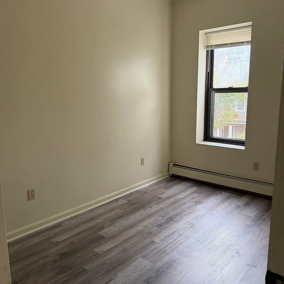 3 bed, 1.5 bath, 900 sqft, $3,300 — Photo 3