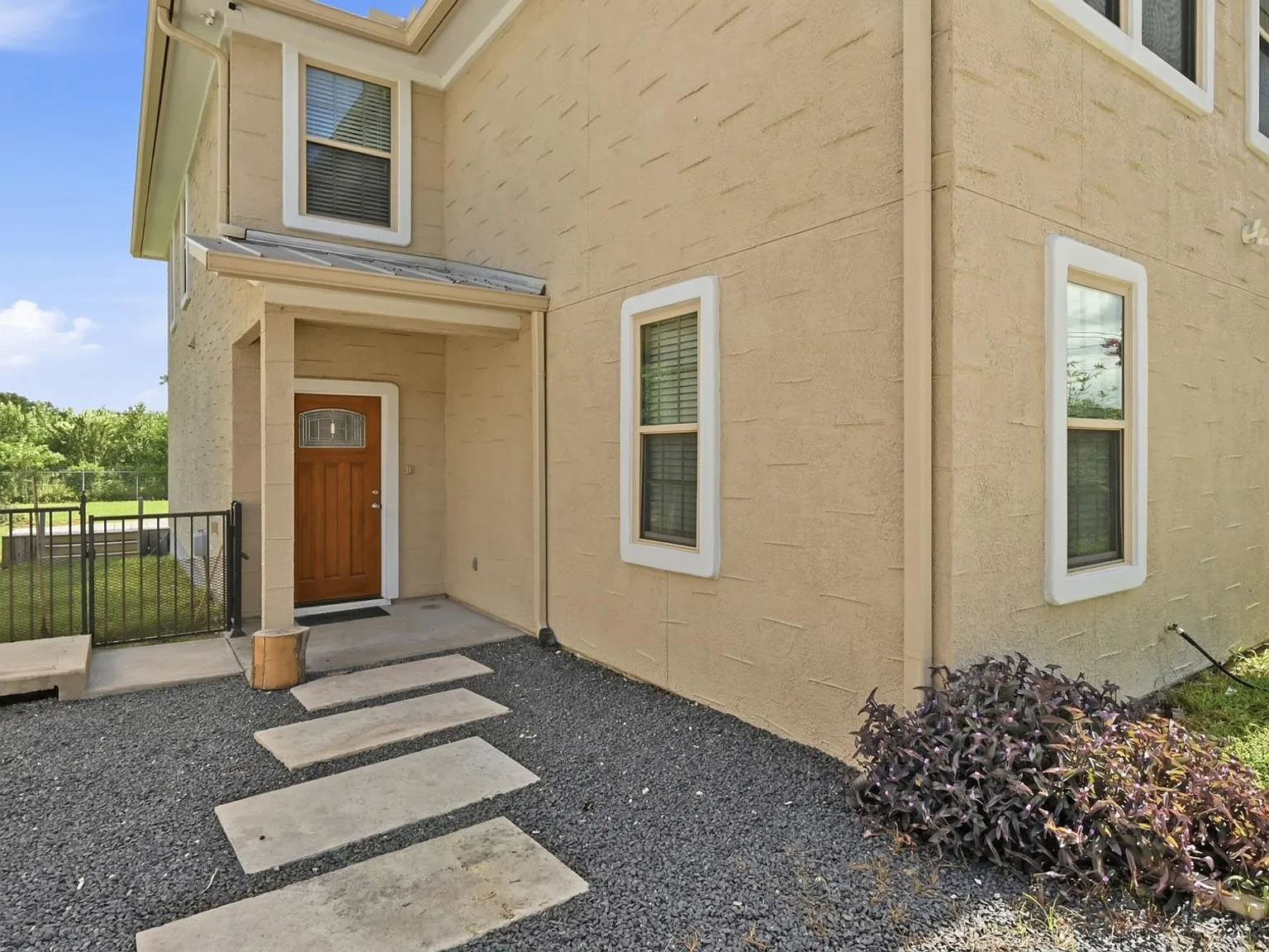 4 bed, 3.0 bath, 2784 sqft, $2,400 — Photo 4